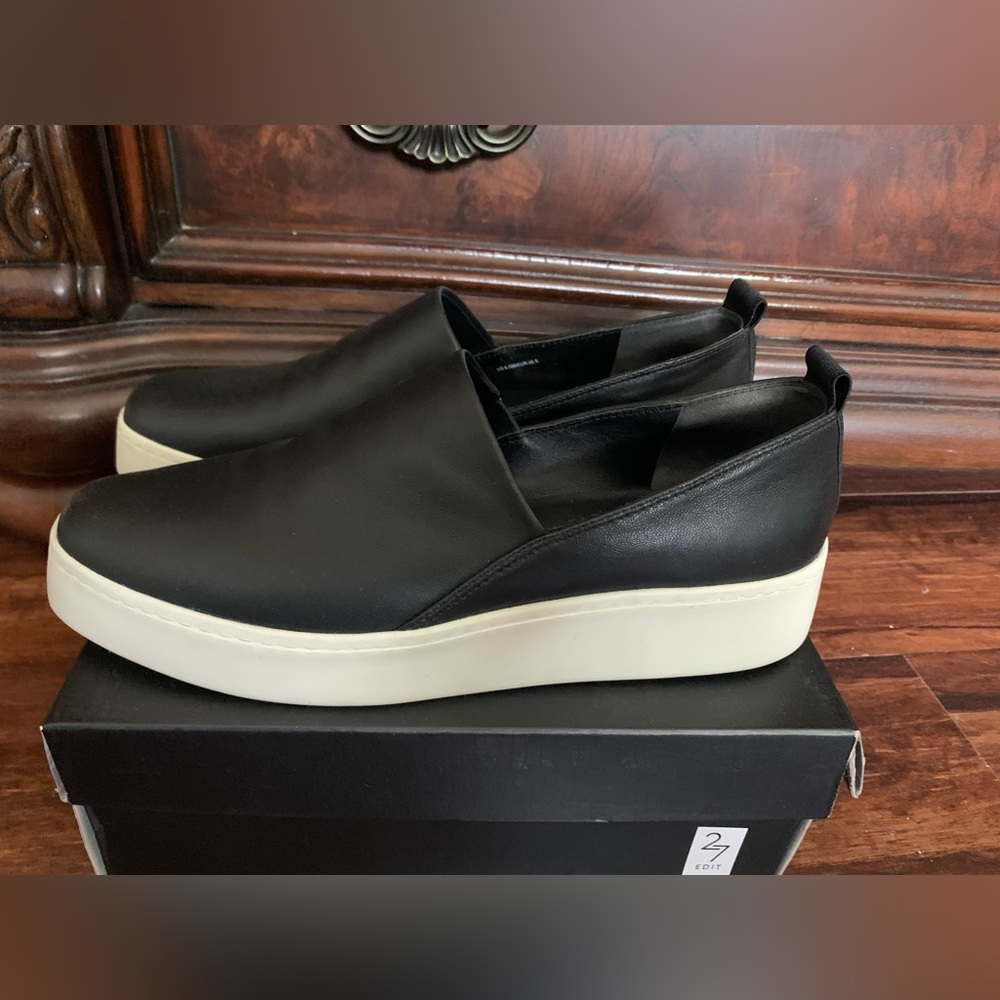 Vince leather flat, excellent used condition. Pet free and smoke free home.